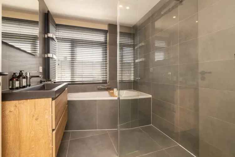 Huis te koop Honselersdijk: Ruime gezinswoning met tuin en veranda