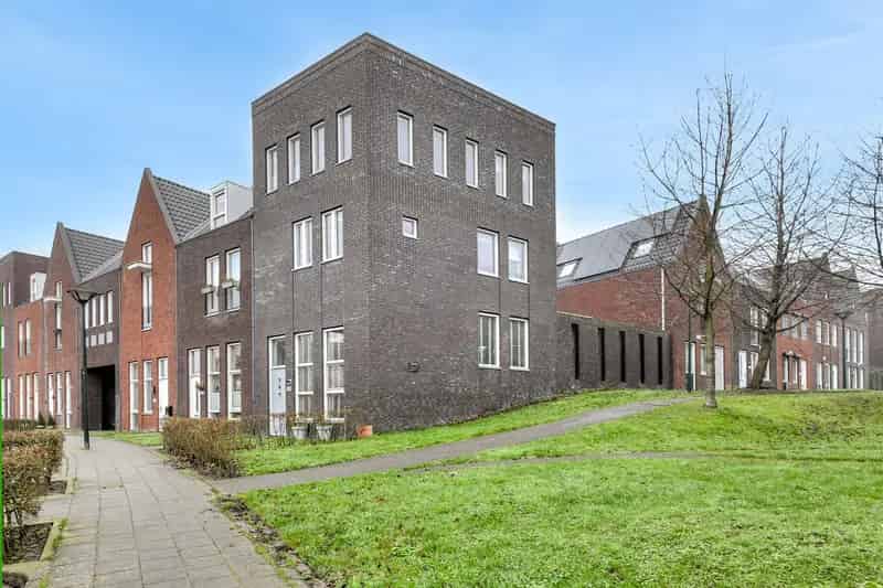 Zeer ruime hoekwoning te koop in Raamsdonksveer