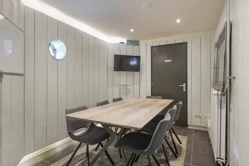 Bedrijfsruimte Zandvoort Strand: Sport Educatie Showroom