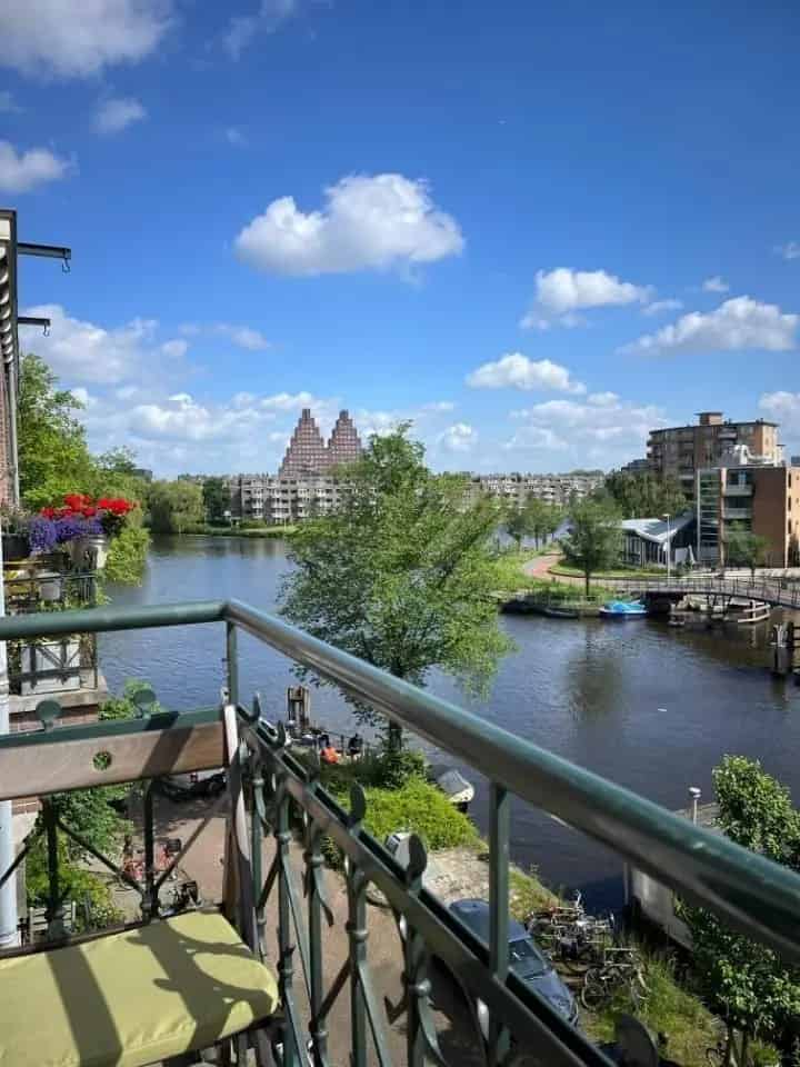 Sunny, cozy bedroom with canal view in Oud-West