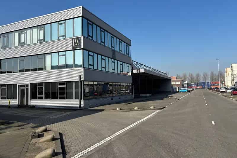 Bedrijfshal Rotterdam te huur 3182m² Kantoor 455m² Haven Waalhaven