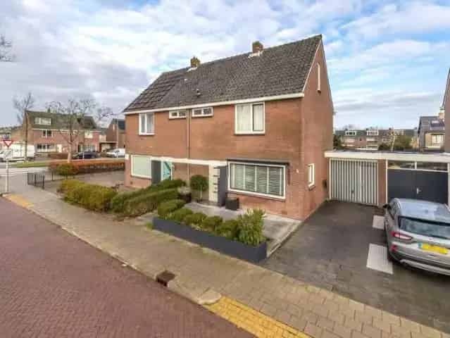 Ruime 2-kapper in De Rijp met 2 badkamers en garage mogelijkheid