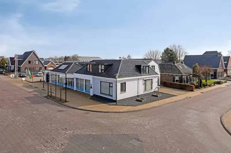 Bedrijfshal en woning te koop Kollumersweach