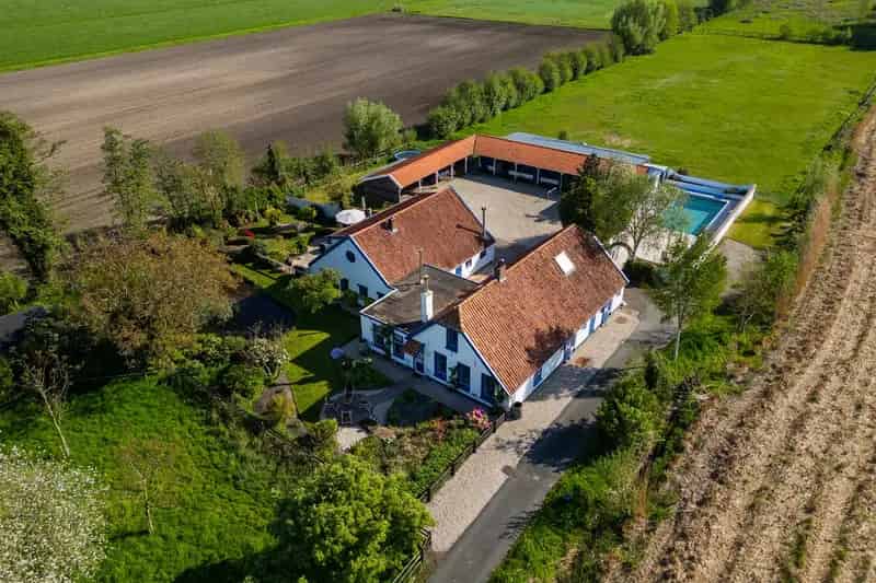 Landelijke woonboerderij Nijkerk: zwembad, paardenstallen, 2 woningen