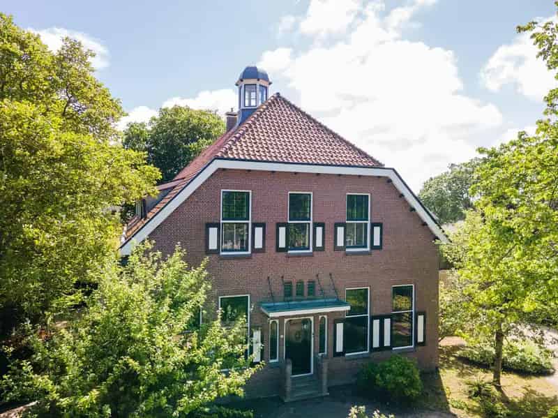 Rijksmonumentale Doktersvilla met Koetshuis nabij Waddenzee