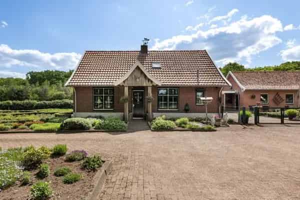 Vrijstaande woning Herike 4 slaapkamers 2 bijgebouwen 3700m2