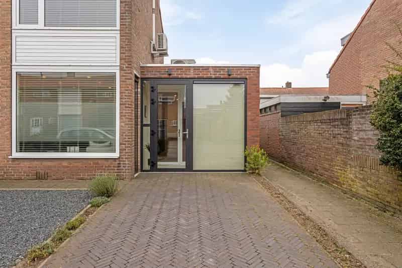 Huis te koop Vught: Instapklare gezinswoning met praktijkruimte