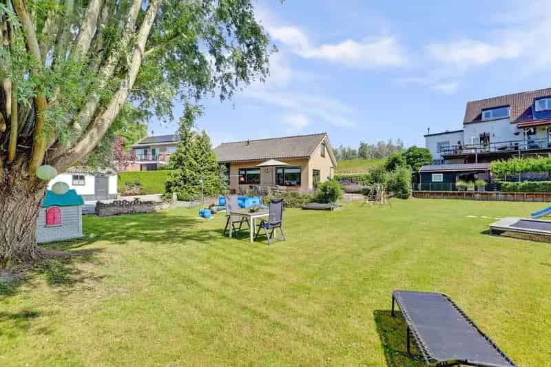 Gerenoveerde woning nabij de Lek met grote tuin en berging