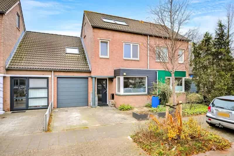 Ruime 5 Slaapkamer 2-onder-1-kapwoning te koop in Almere Bloemenbuurt