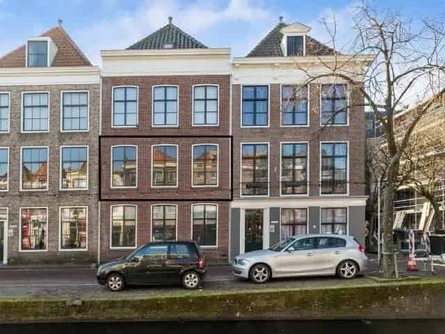Grachtenpand Alkmaar: Tweekamerappartement te koop