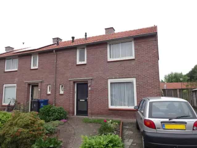 Hoekwoning jaren 60 3 slaapkamers ruime tuin verduurzaamd