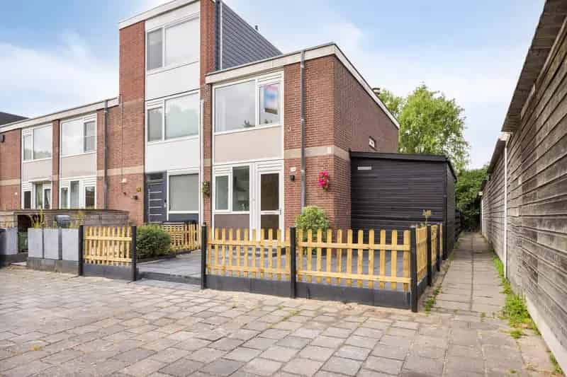 Huis te koop Hoogvliet: Instapklare Hoekwoning met Ruime Tuin