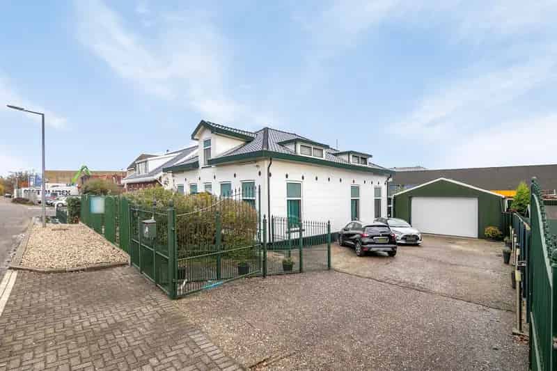 Riante Villa Overschie 363m² 804m² perceel Bijgebouw Zonnepanelen