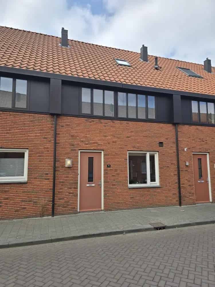 Moderne gezinswoning 2011 3 slaapkamers grote zolder tuin parkeerplaats