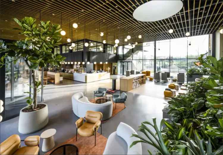 Kantoorruimte Amsterdam Overamstel: Modern en gerenoveerd pand