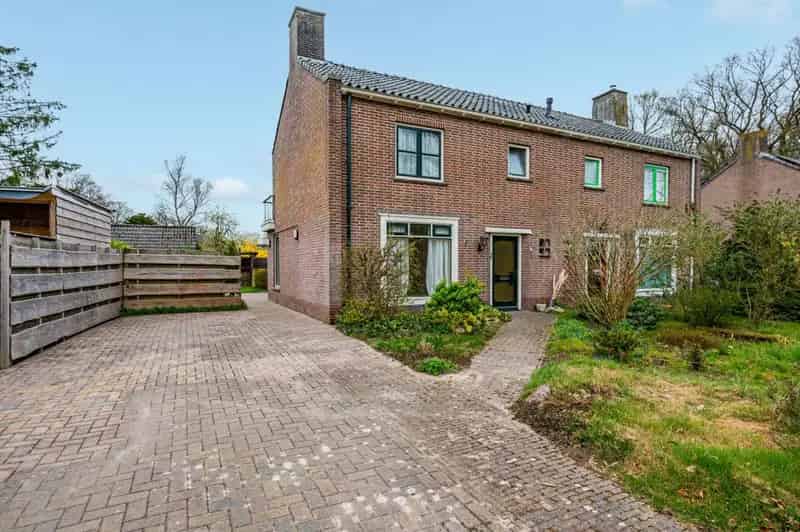 Helft van dubbel woonhuis Rolde 3 slaapkamers tuin