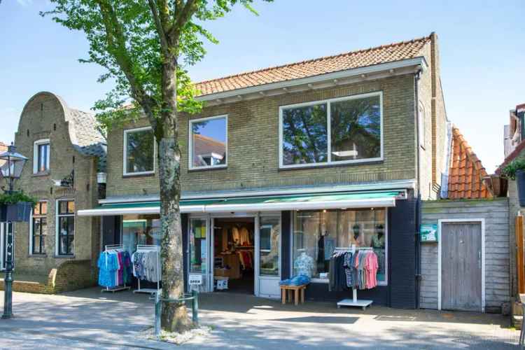 Winkelruimte met bovenwoning te koop in Midsland