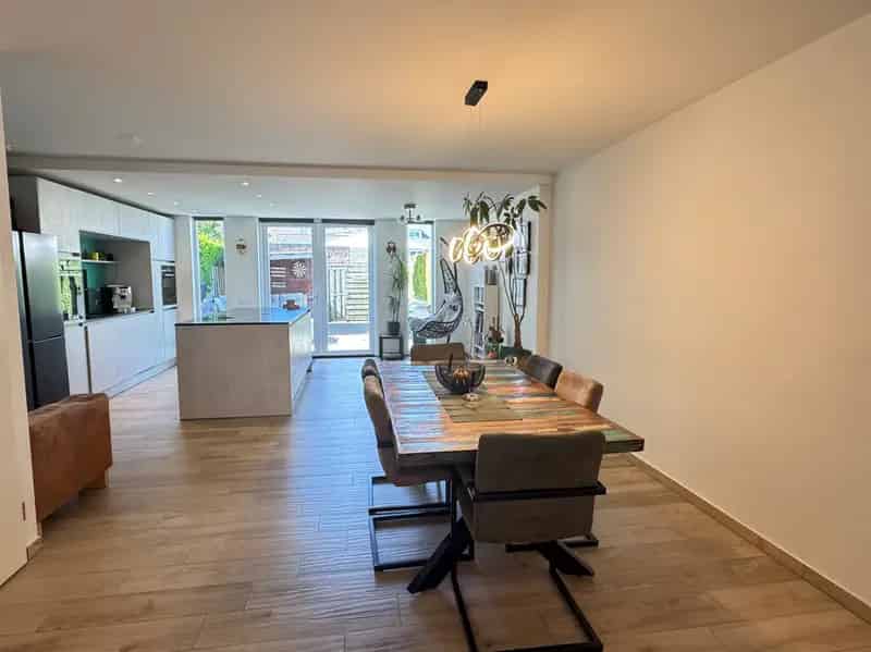 Ruime Tussenwoning Venlo - Instapklaar met Luxe Keuken en Tuin