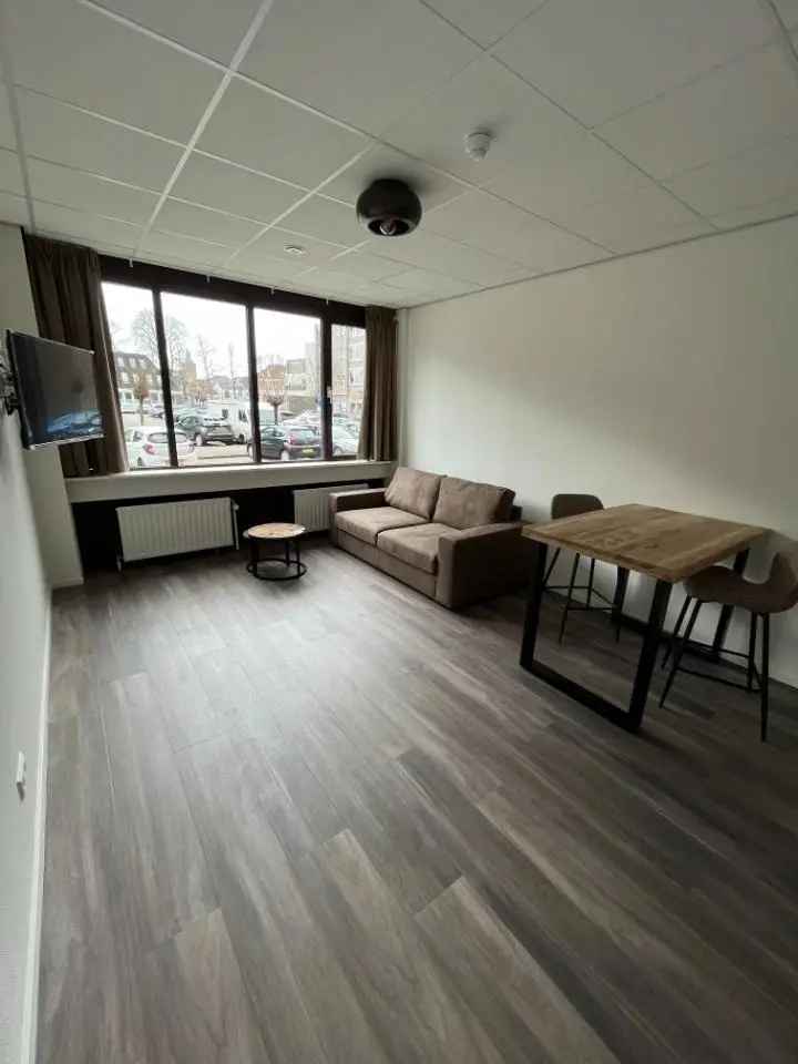 Appartement direct tegenover het NS station