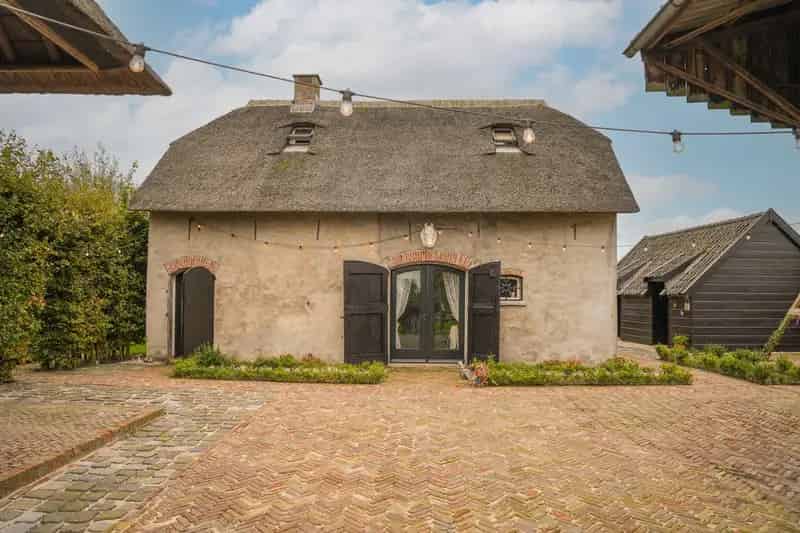 Huis te koop Meteren: Romantische woonboerderij met guesthouse