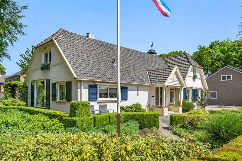 Huis te koop Otterlo: Semi-bungalow met 4 slaapkamers en tuin