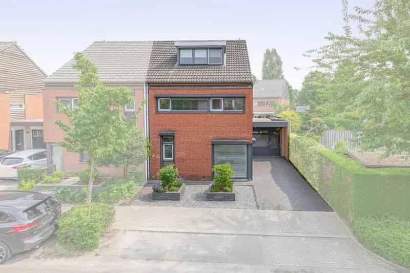 Ruime 2-onder-1-kapwoning met hobbyruimte en 4 slaapkamers