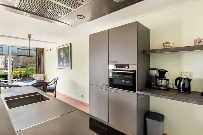 Gerenoveerd 3 kamer appartement Velserbroek met tuin