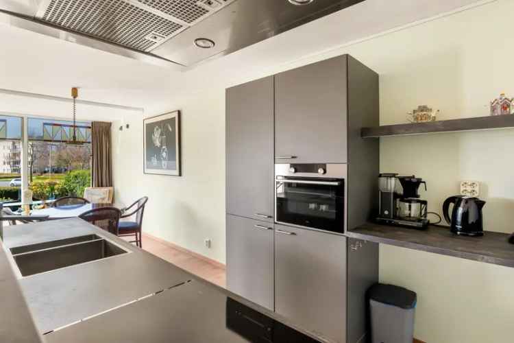 Gerenoveerd 3 kamer appartement Velserbroek met tuin