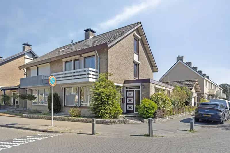 Ruime 2-onder-1-kapwoning nabij centrum