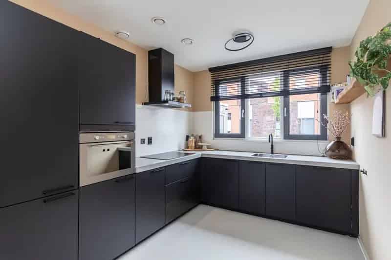 Huis te koop Delft: Ruime 4-kamer woning met tuin en parkeerplaats