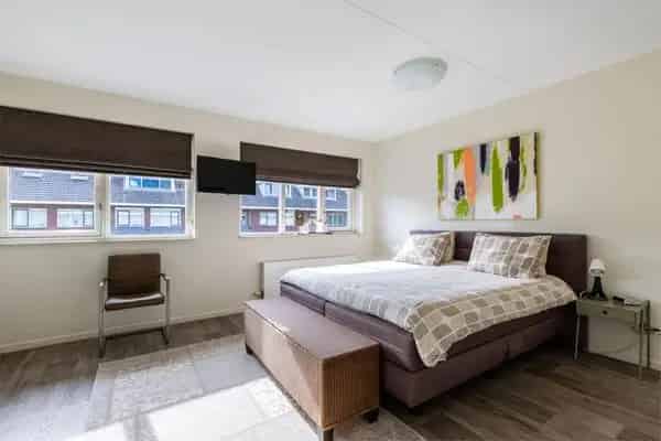 Ruime 4 Slaapkamers Tussenwoning met Tuin Nabij Groen