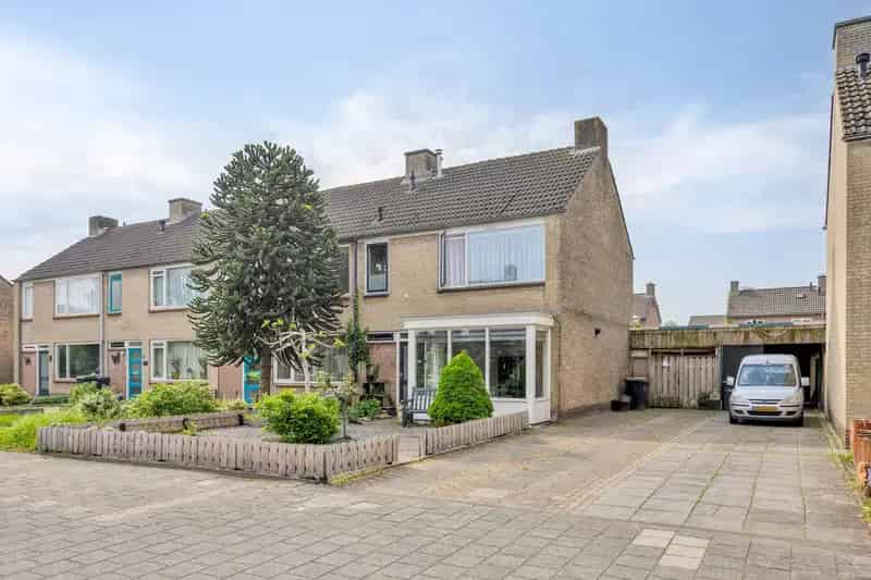 Gezinswoning te koop Geffen 4 slaapkamers grote tuin