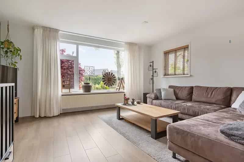 Ruime 2-onder-1-kapwoning met privacyrijke tuin nabij Surhuisterveen centrum