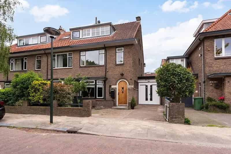Jaren 30 woning 6 slaapkamers 2 badkamers garage grote tuin