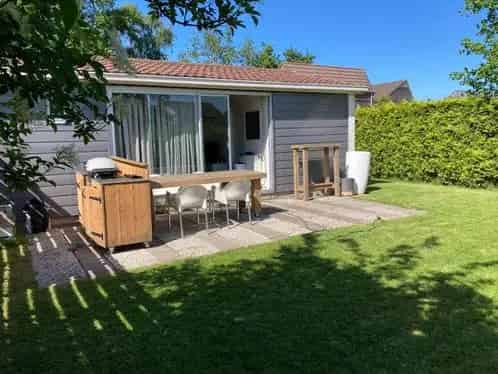 Ruime Bungalow Grou met Privacy en Watersportfaciliteiten