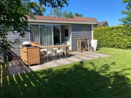 Ruime Bungalow Grou met Privacy en Watersportfaciliteiten