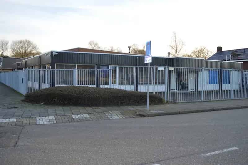 Bedrijfshal te Huur Weert 862m2 Kantoor 302m2 Parkeerplaatsen