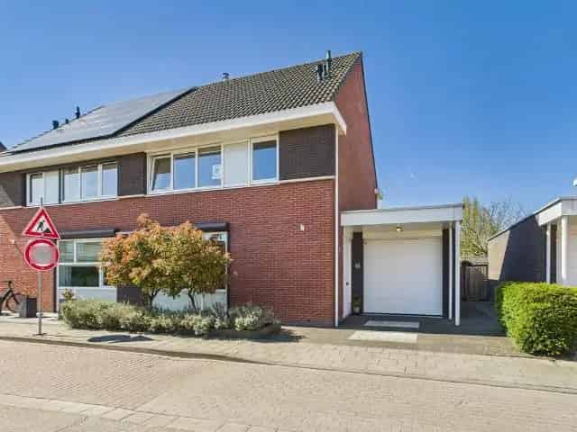 Instapklare 21-kapwoning te Axel met 4 slaapkamers en grote tuin
