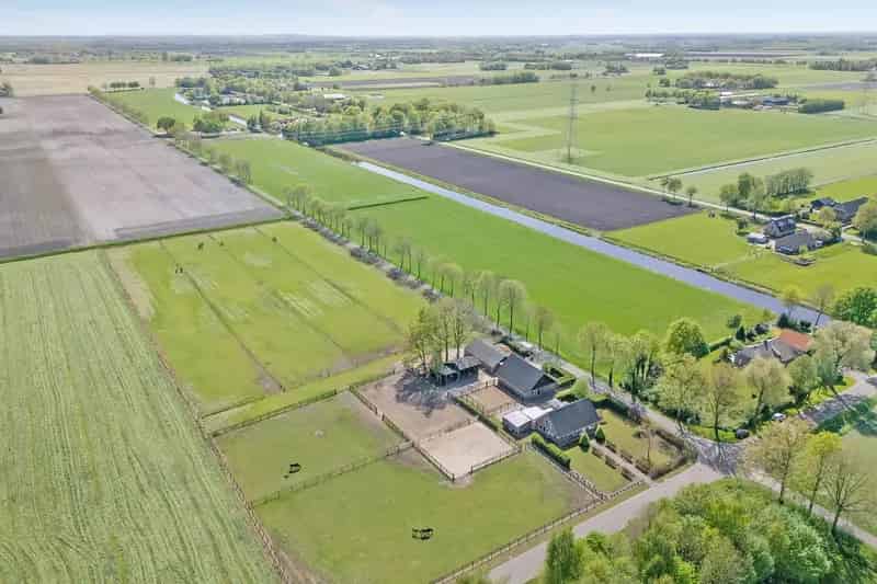 Paardenobject Dedemsvaart: Ruime woning met 16 boxen en weiland