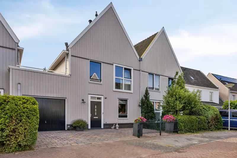 Huis te koop Wormer: Ruime woning aan het water met 4 slaapkamers en garage