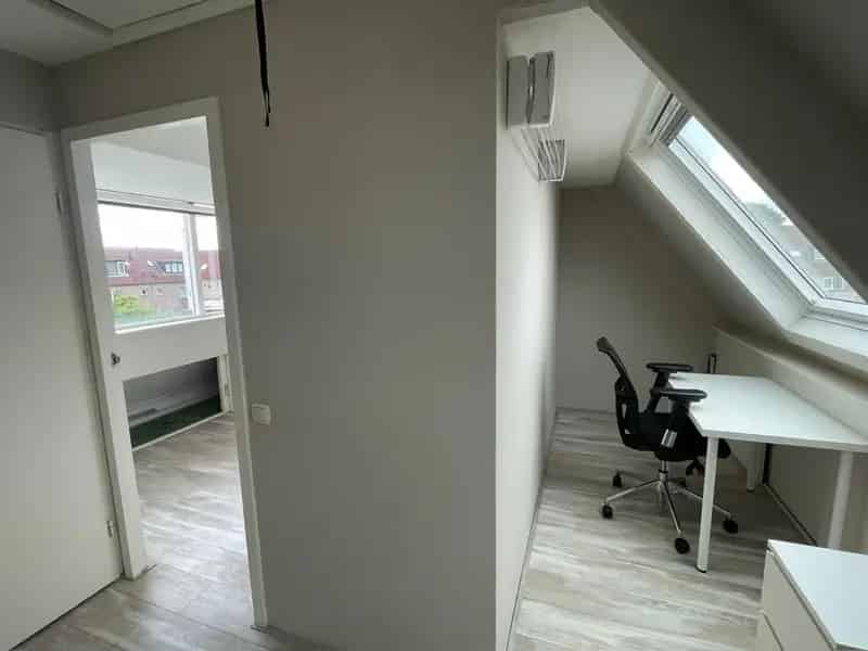 Ruime kamer in Zaandam nabij station - voor werkende vrouw