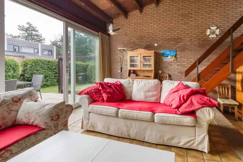 Hoekwoning Nieuwvliet nabij strand grote tuin