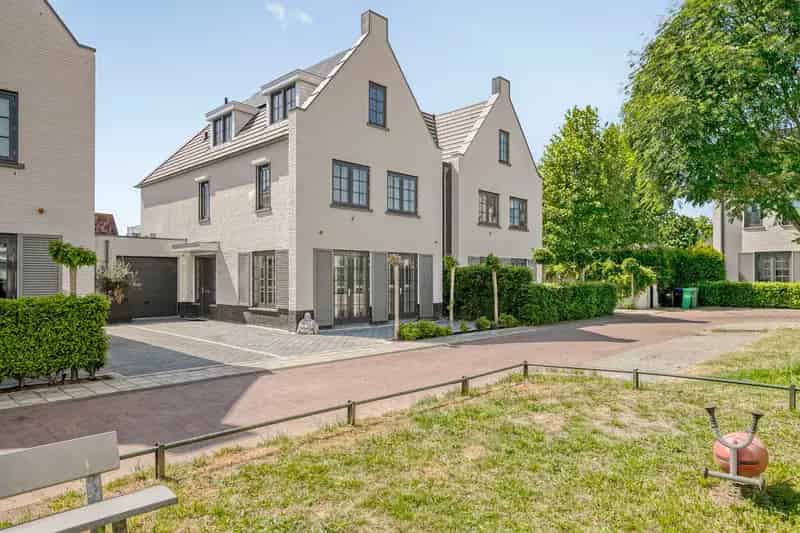 Huis te koop Den Haag Leidschenveen 267m2 5 slaapkamers zwembad