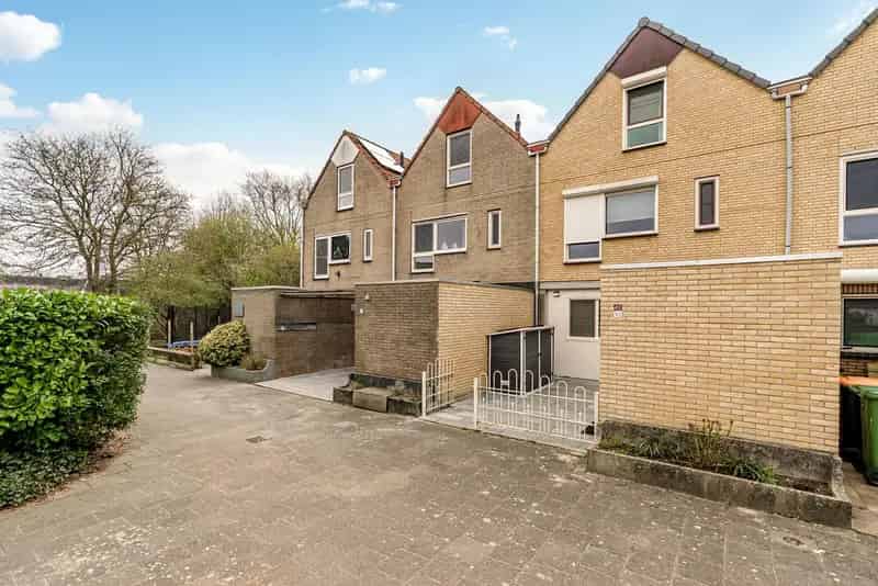 Gezinswoning Lelystad 4 slaapkamers  Zonnige tuin