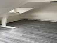 Kamer in Enschede met eigen wastafel en nieuwe laminaatvloer