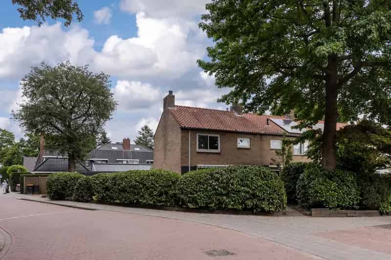 Huis te koop Nieuw Loosdrecht: Ruime gezinswoning met grote tuin