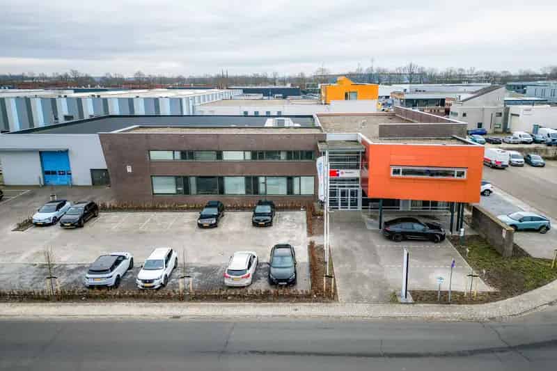 Bedrijfshal te huur Sittard 1488m2 bedrijfsruimte 852m2 kantoorruimte