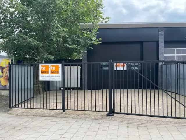 Bedrijfshal Velsen-Noord te Koop - 16x5.75m - Entresol - Buitenterrein