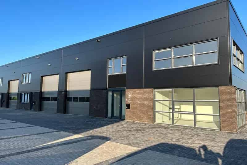 Bedrijfshal te huur Elst 160m² Kantoor Entresol Parkeerplaatsen