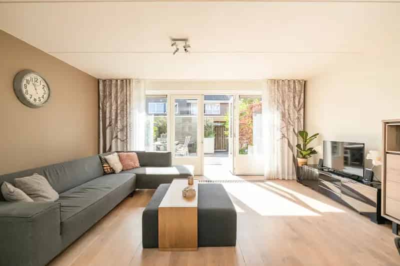 Huis te koop Naaldwijk 4 slaapkamers zonnige tuin 10 zonnepanelen